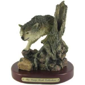  Hunting Wolf Figurine: Home & Kitchen