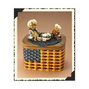   and Helpers.Yummy Recipes Box by Boyds (Retired)