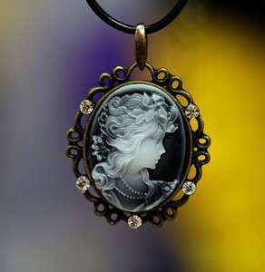 Vintage Beautiful Lady Cameo Pendant Necklace Very Good Condition 16 