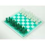 Schachbrett klein mit Glasfiguren in weiß und grün
