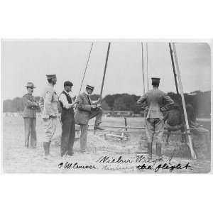 Photo Wilbur Wright and G.M. Cramer timing the flight, surrounded by U 